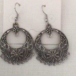 Woman’s sliver color Pierced Earrings NWOT #15